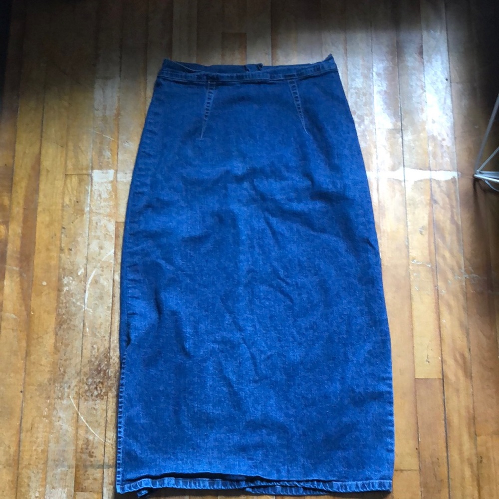 Fitted denim skirt